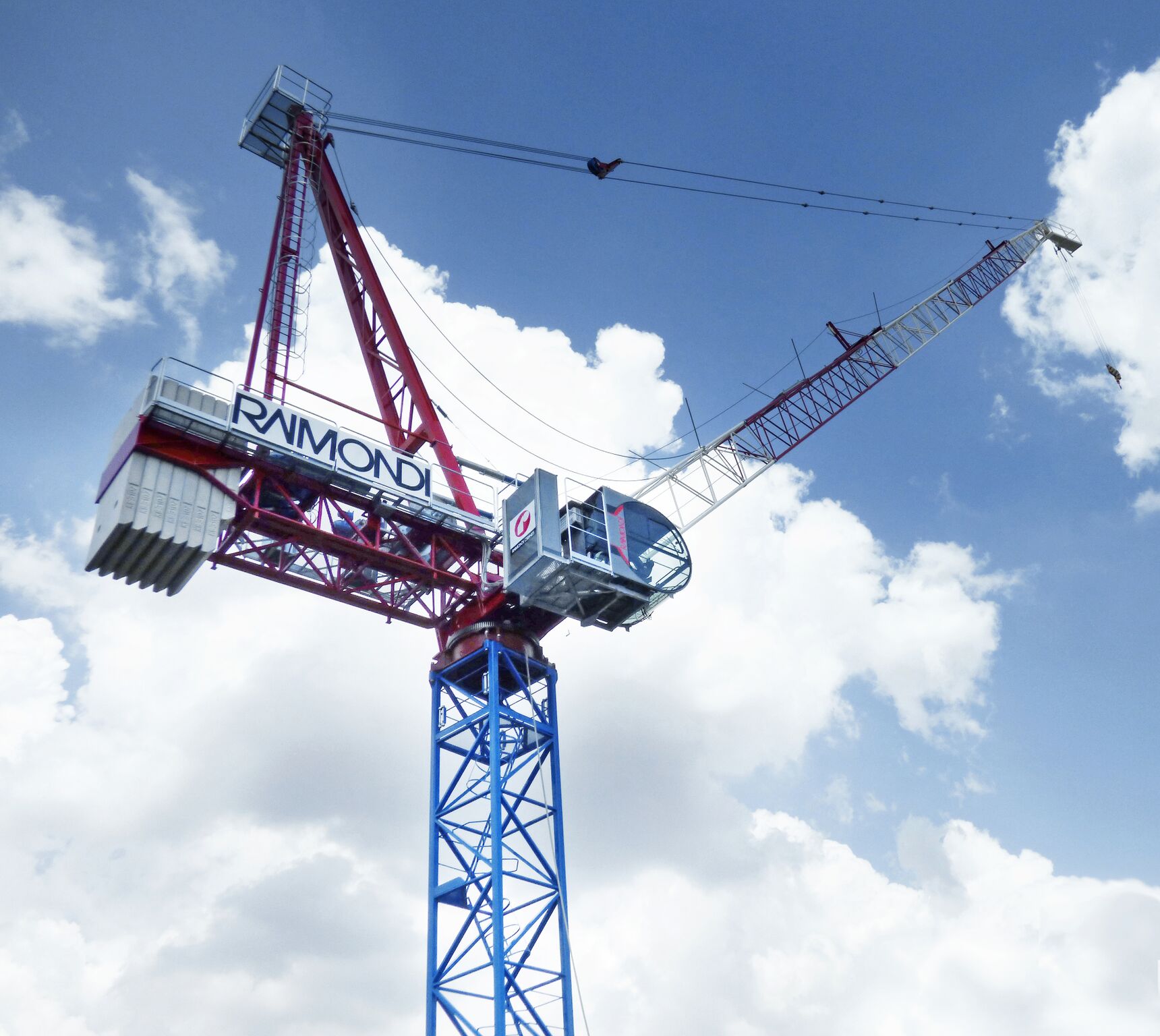 Raimondi Cranes delivers pre-orders of the newly launched LR213 luffing crane