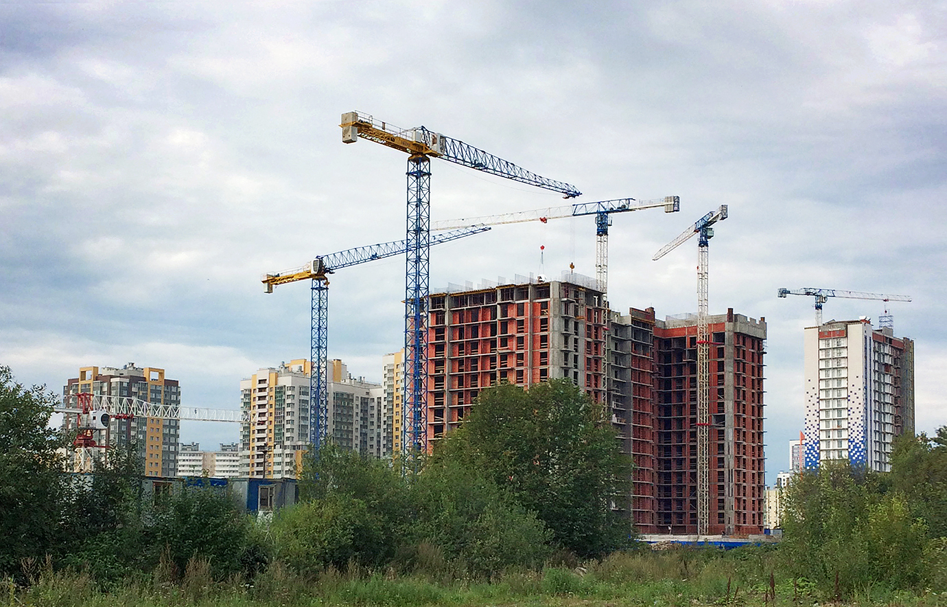 Two Raimondi MRT111 cranes erected in Saint Petersburg