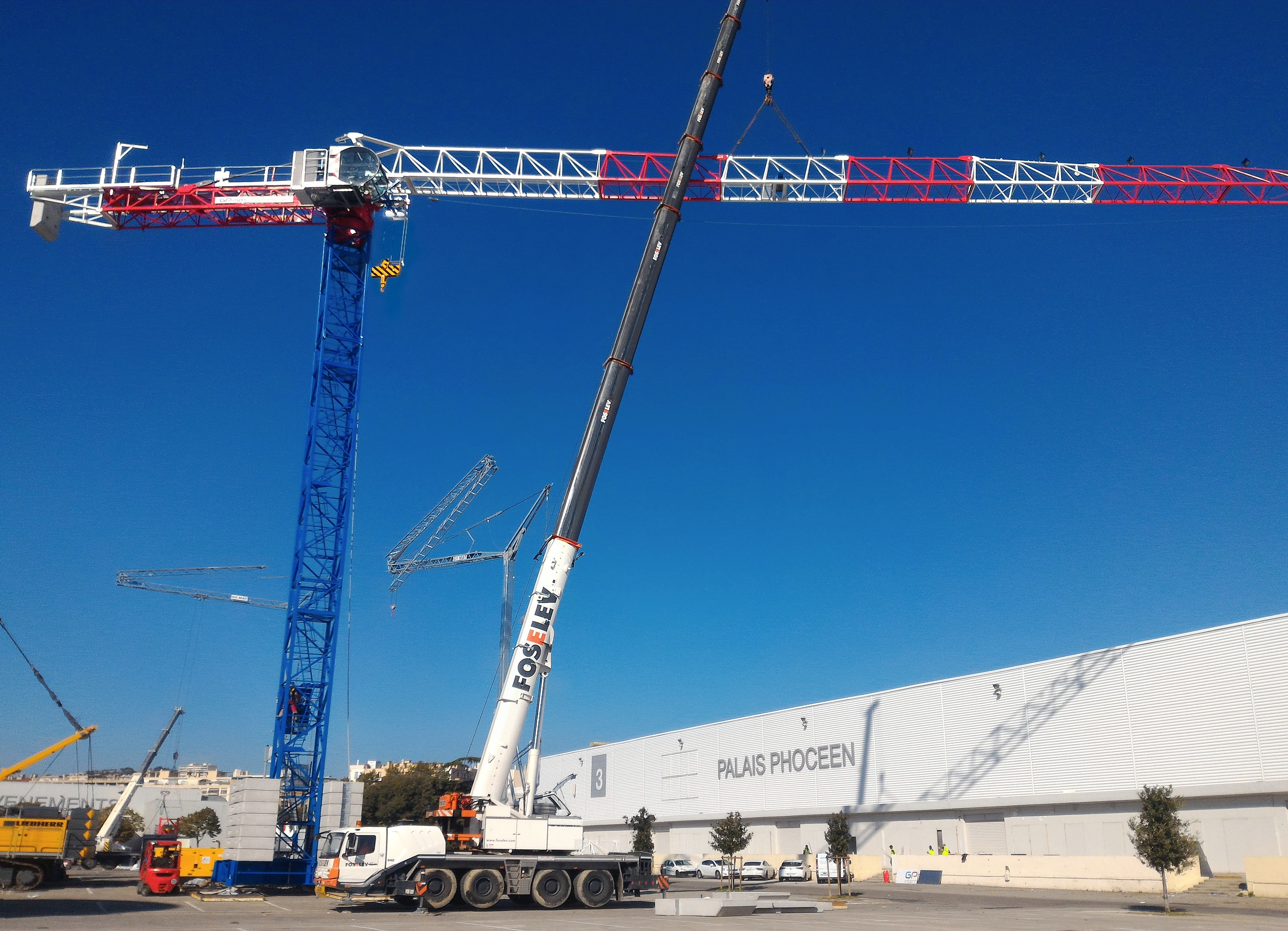 Raimondi MRT223 being erected onsite at JDL MED 2016 in Marseille, France.