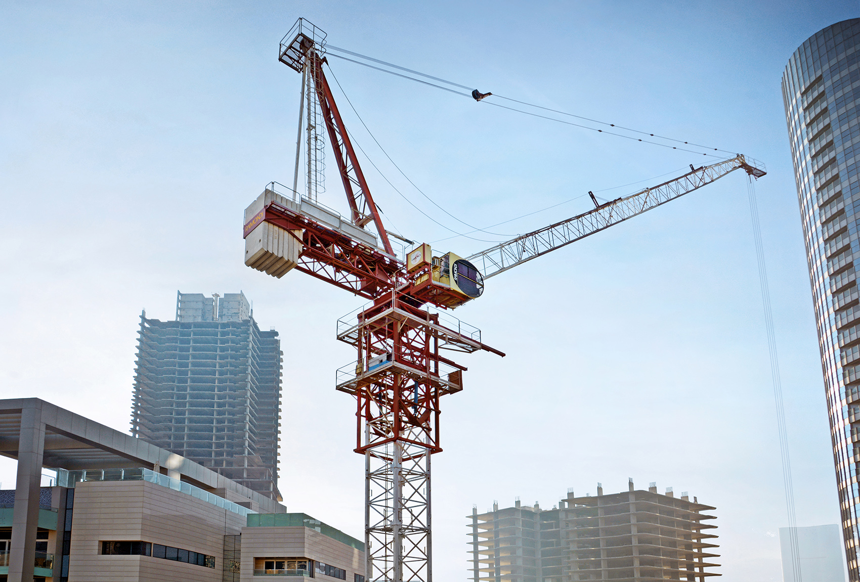 Raimondi LR165 luffing crane climbed in Abu Dhabi
