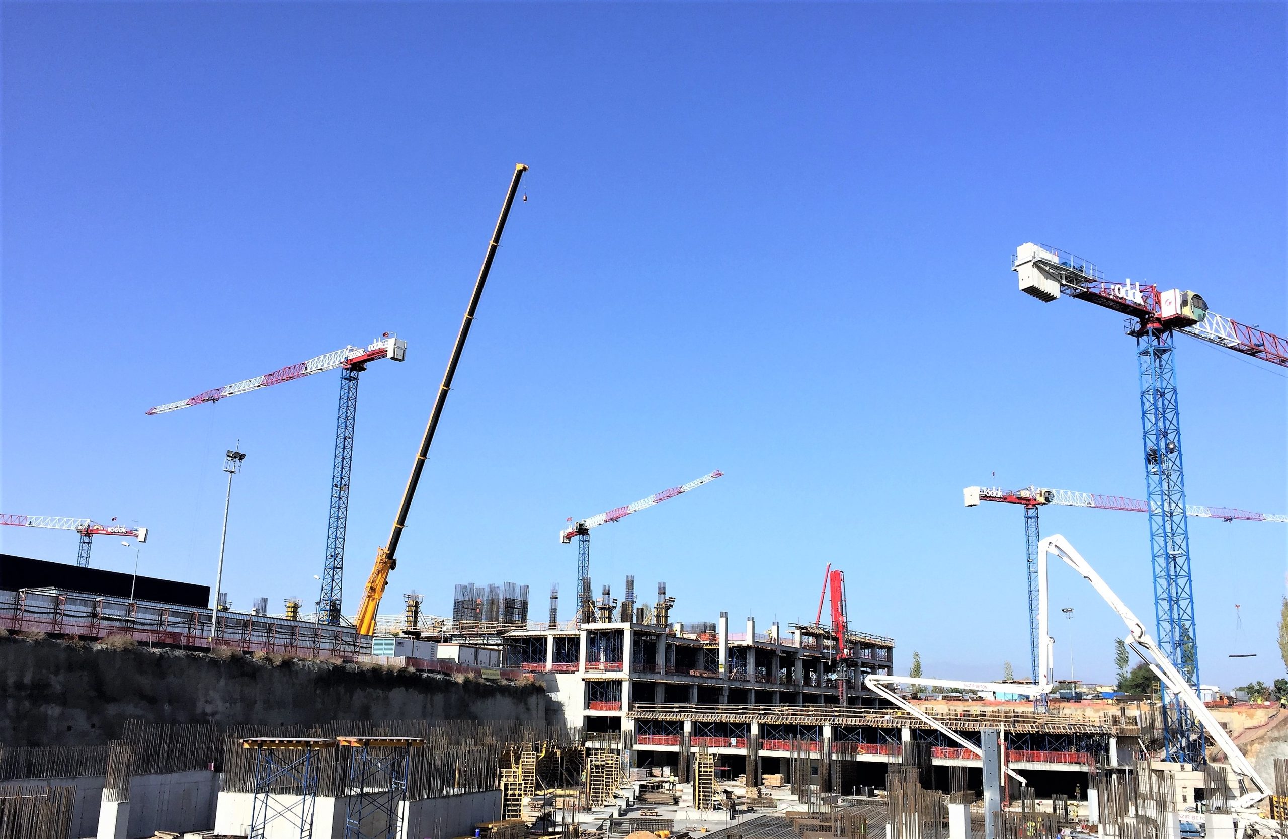 AKEM Group puts five Raimondi tower cranes to work in Antalya, Turkey