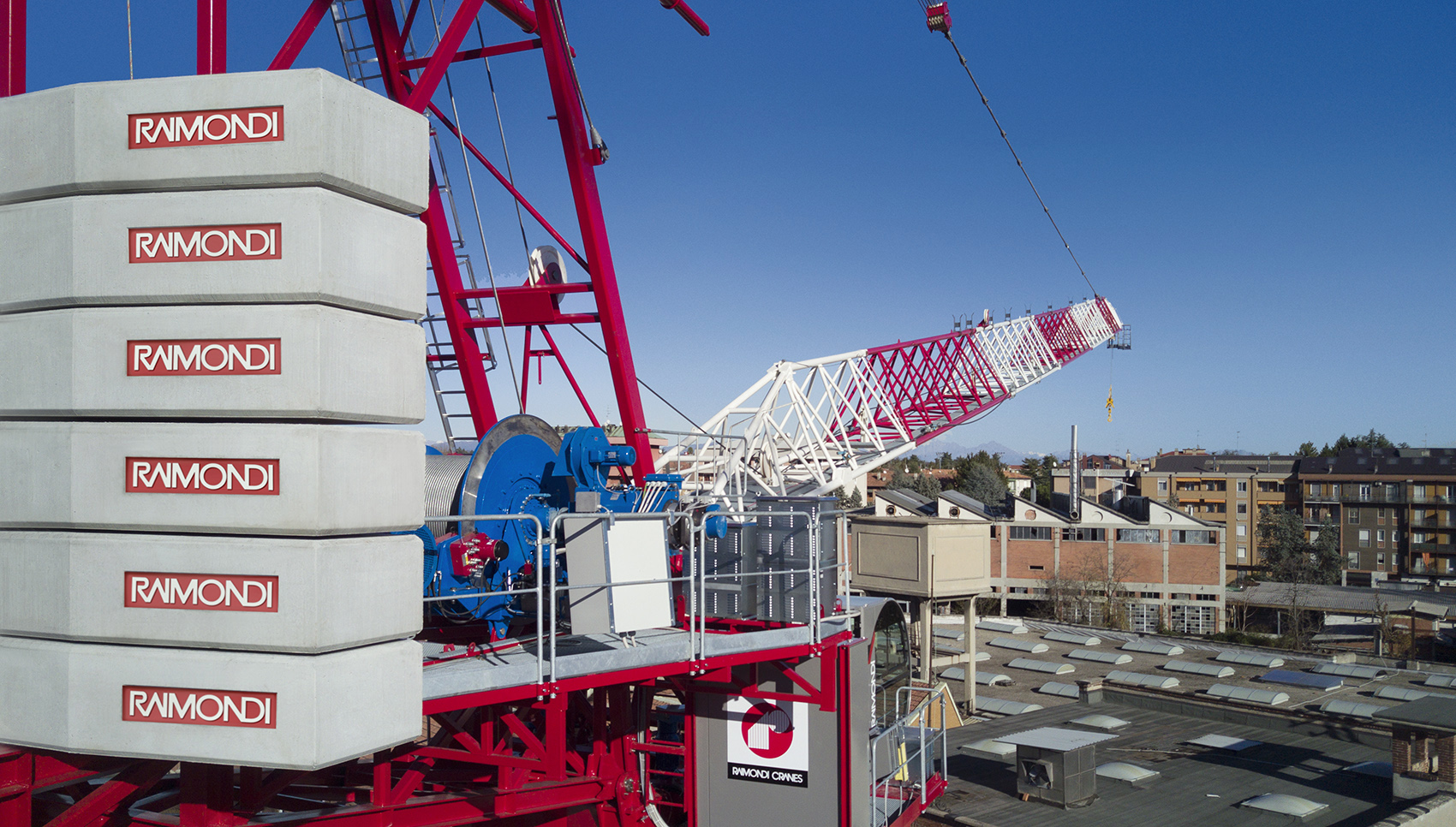Raimondi launches the LR330 luffing jib crane with transformative heavy lifting technology