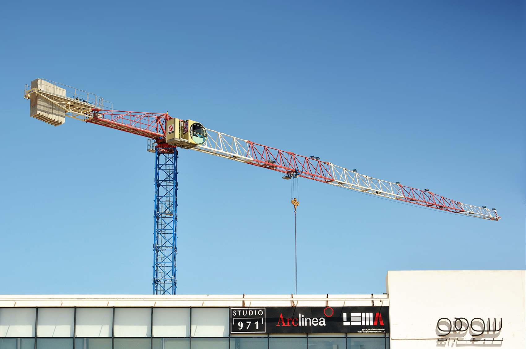 ME Construction News: Raimondi installs tower crane near Dubai’s busiest freeway