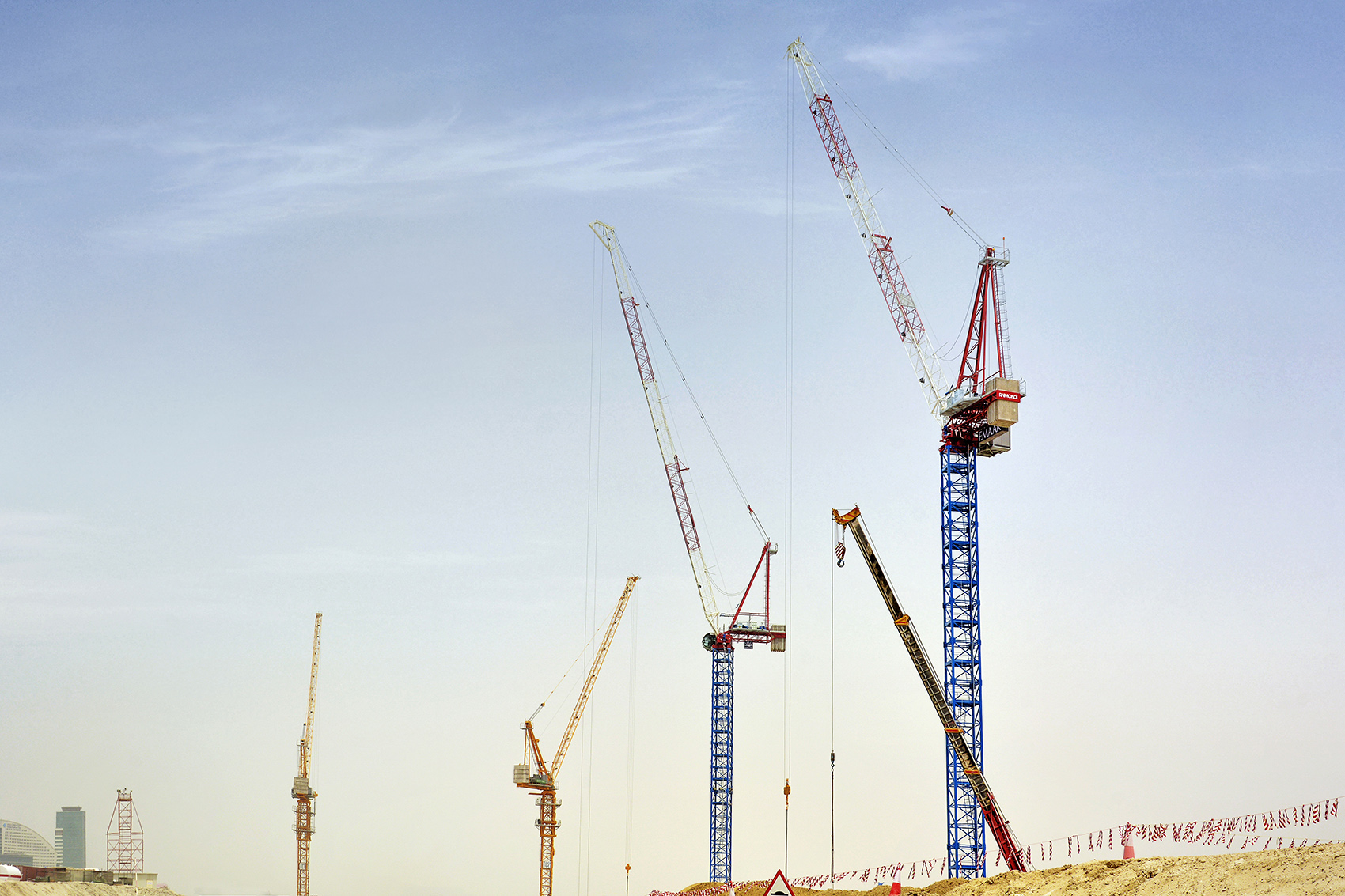 Easy Engineering: Nurol Construction puts five Raimondi cranes across two Dubai jobsites