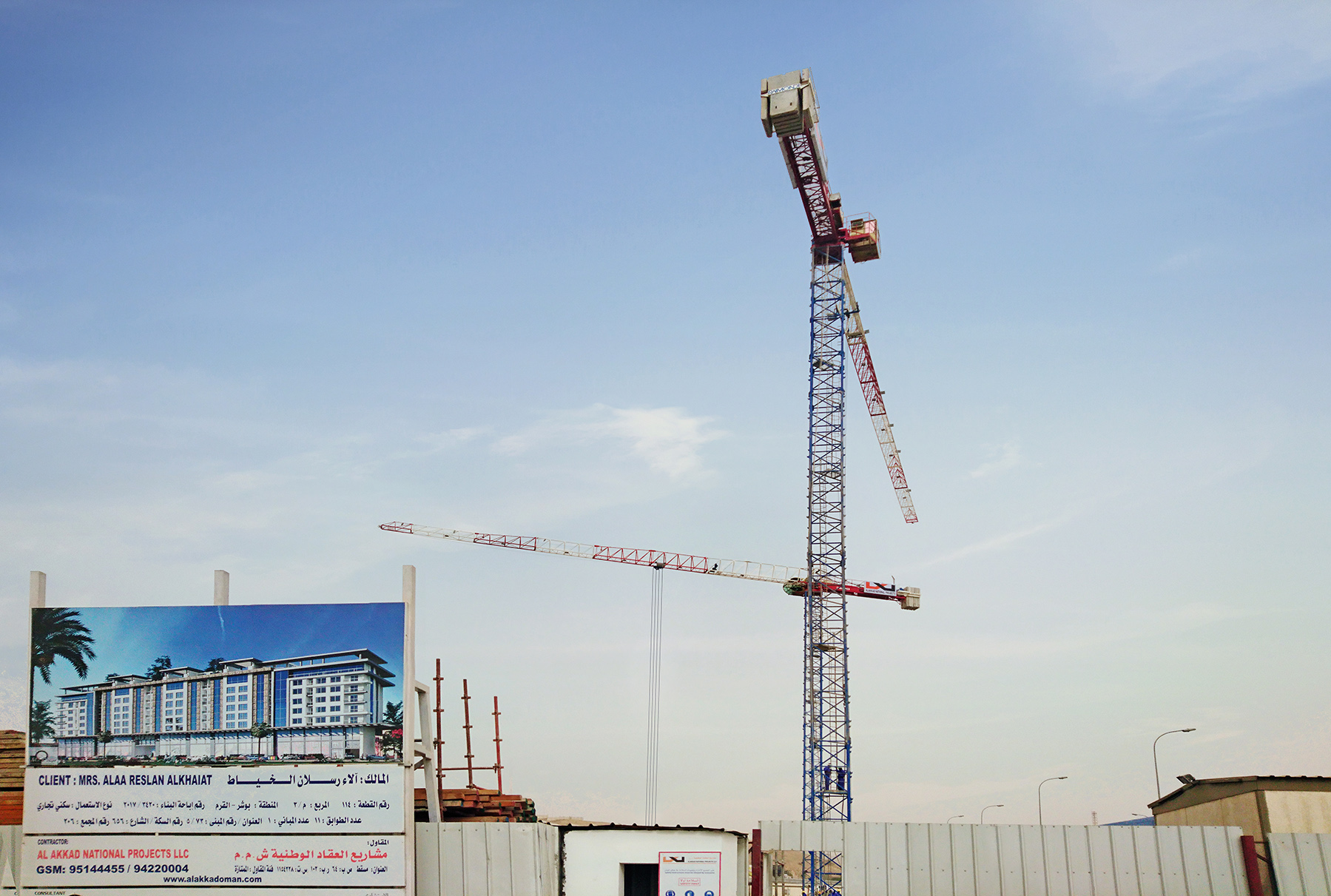 Two Raimondi MRT111 topless tower cranes put to work at new upscale development in Muscat