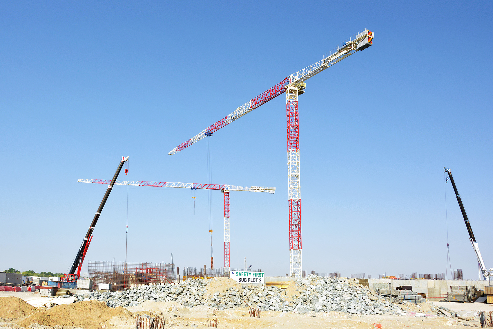 Two Raimondi MRT294 topless tower cranes go to work on Yas Island, Abu Dhabi