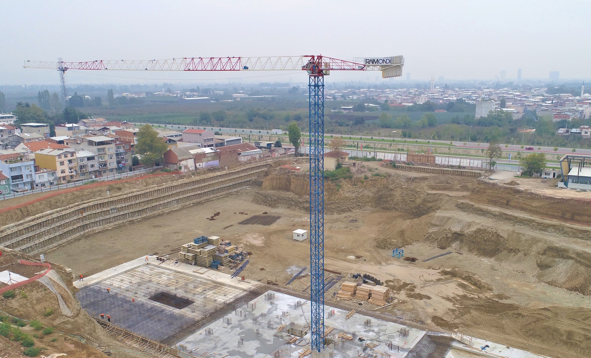 AKEM Group erects first of six Raimondi topless tower cranes in Bursa, Turkey