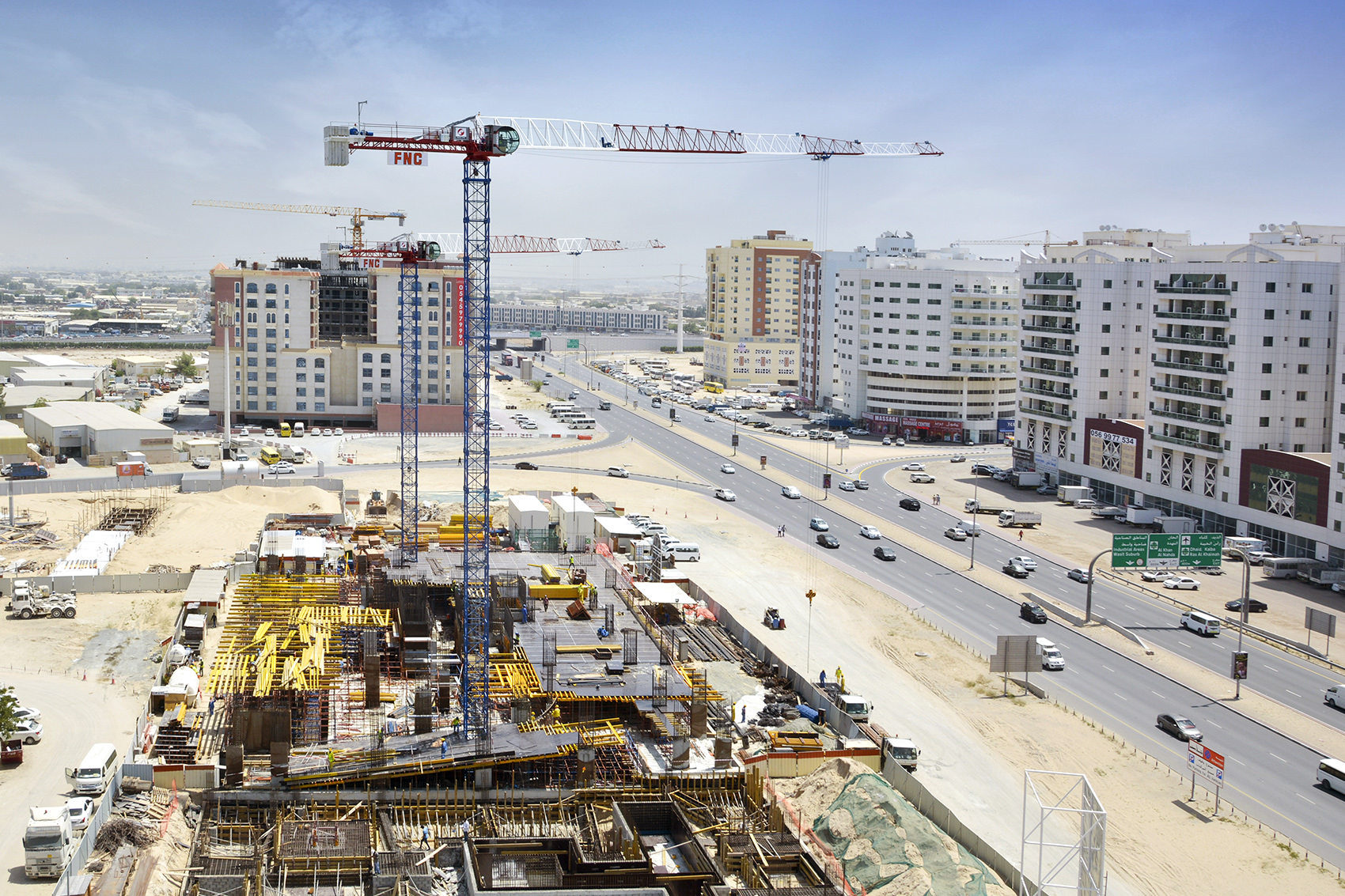 Raimondi Middle East installs two MRT111 flattop tower cranes on major Dubai jobsite