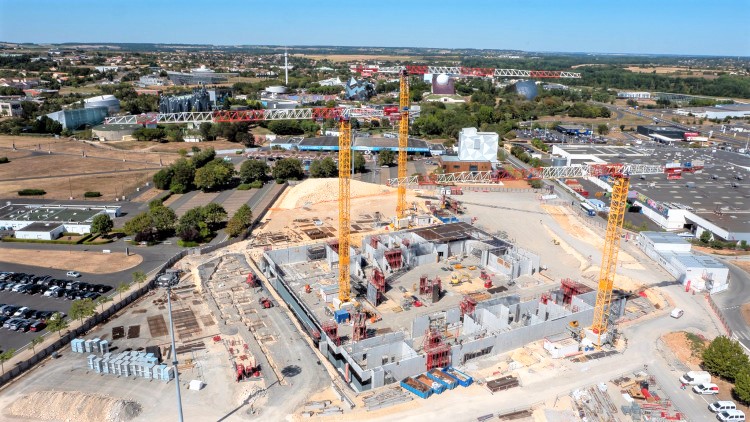 GP Mat International supports Cardinal Edifice with installation of three Raimondi tower cranes at France’s Arena Futuroscope jobsite