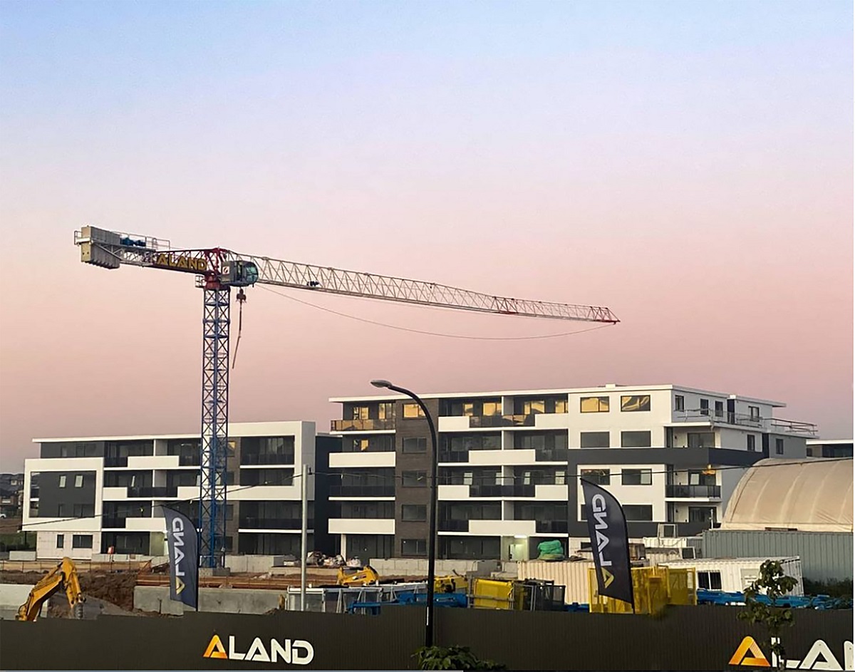 Strictly Cranes erects two Raimondi flat-top tower cranes for key residential development