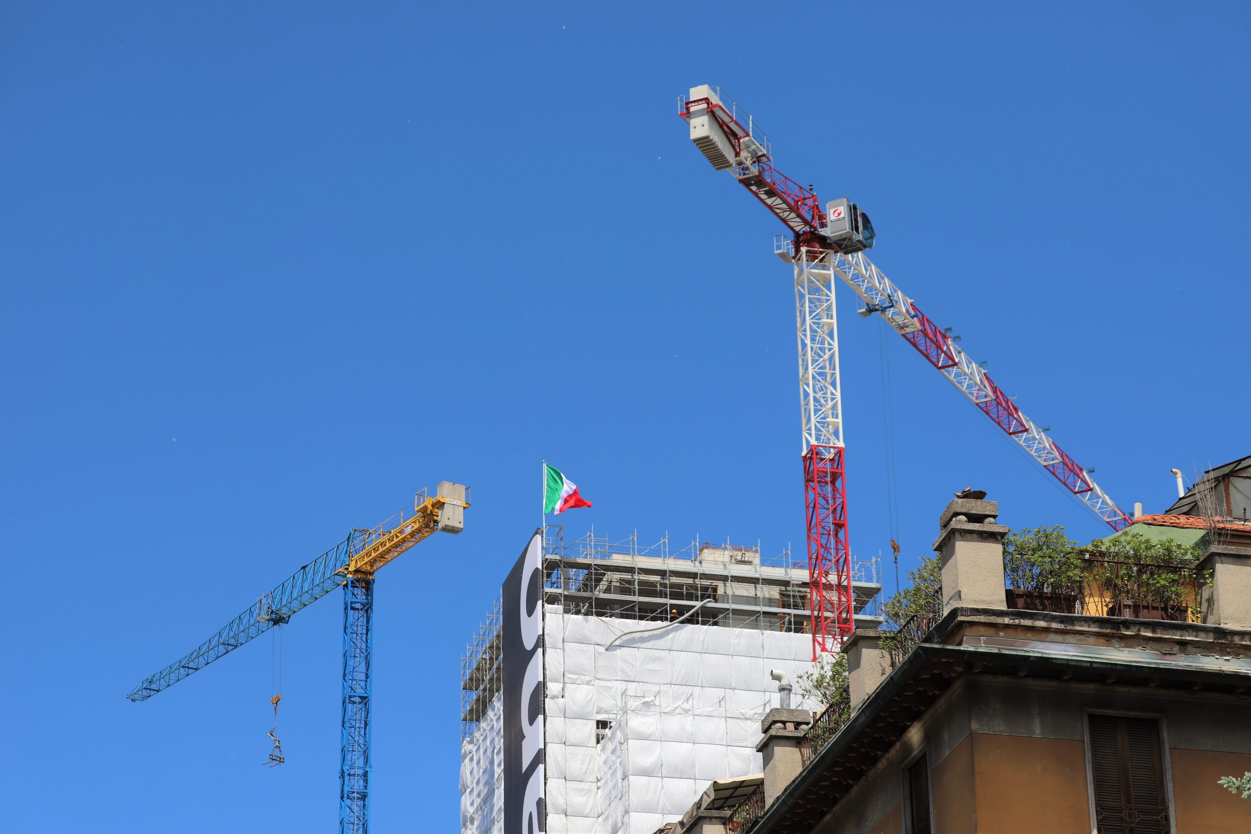 Assistedile installs two Raimondi flat-top tower cranes for Milan’s newest residential tower