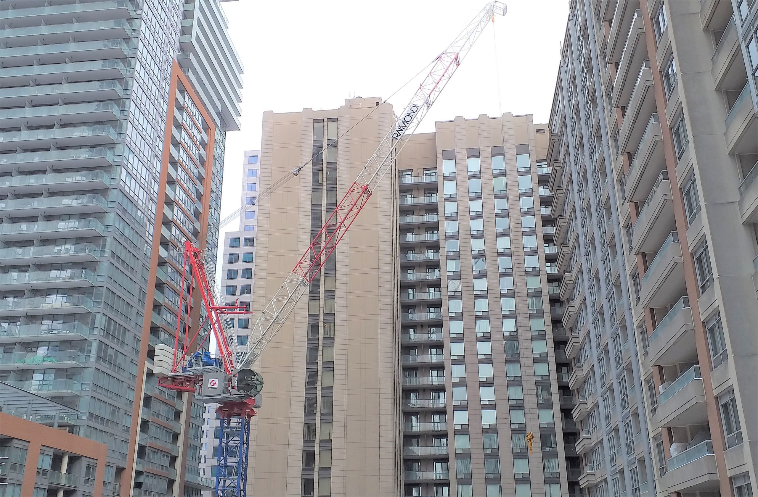 Two new Raimondi LR273 luffing cranes participate in the construction of prestigious residences in downtown Toronto