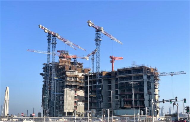 TradeArabia: Raimondi deploys flattop tower cranes for big Qatar project