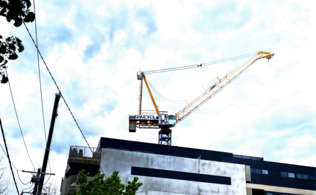 In foto: Clark Cranes schiera una Raimondi LR213 per un nuovo sviluppo residenziale a Melbourne, in Australia