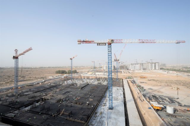 Otto gru Raimondi in cantiere per la costruzione di un esclusivo distretto residenziale in uno dei megaprogetti in più importante degli Emirati Arabi Uniti