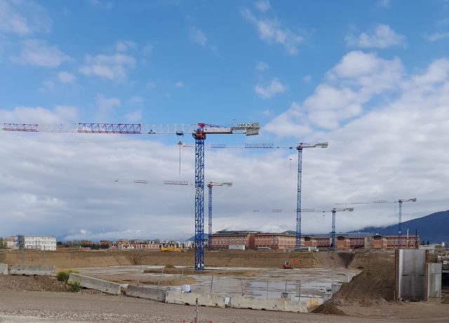 Five Raimondi cranes for the construction of one of Europe’s largest healthcare facilities