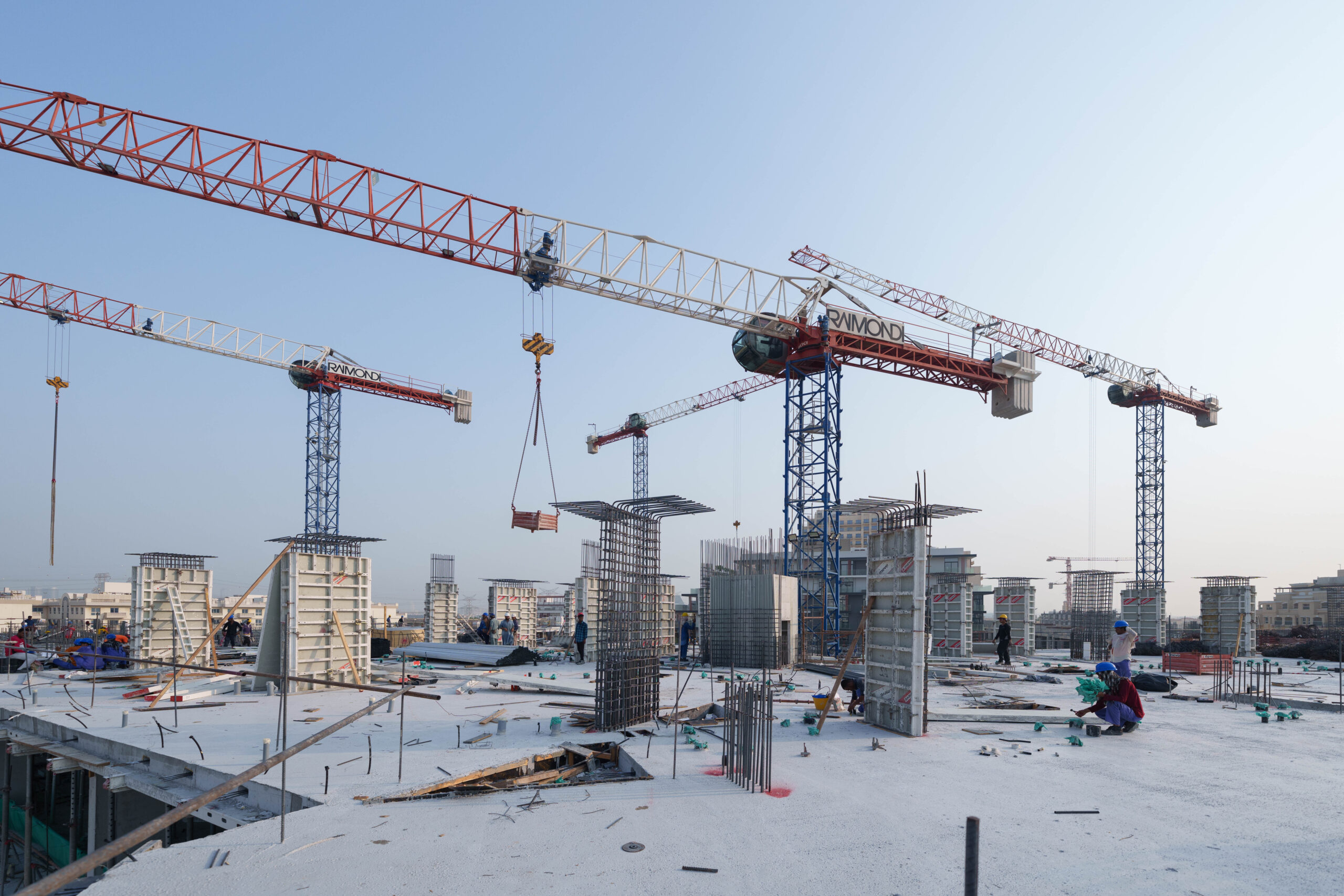 Raimondi Middle East installs four MRT111 topless tower cranes in Dubai