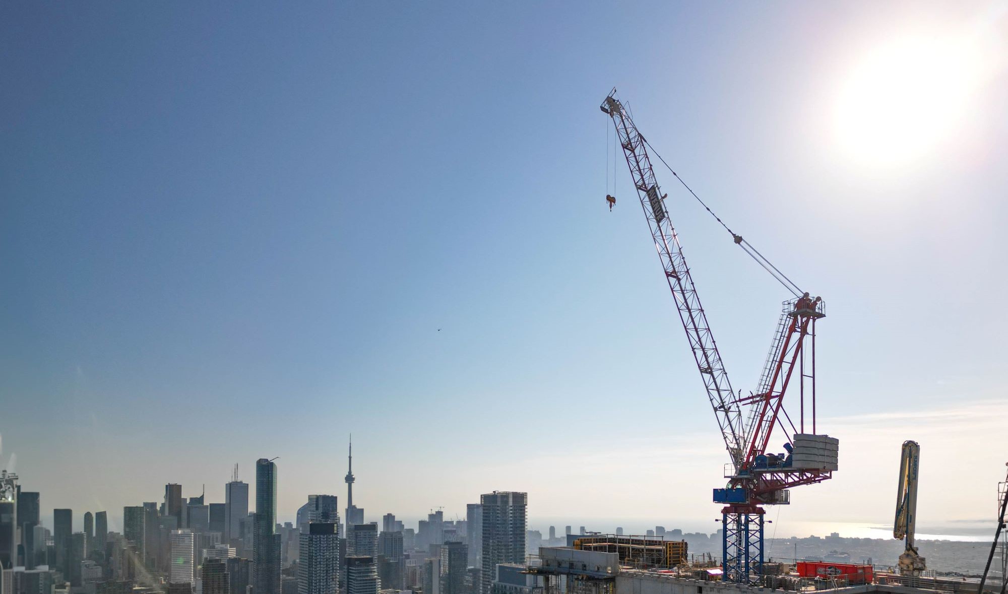 Raimondi LR273 luffing jib crane at work on a new condominium develop in Toronto  