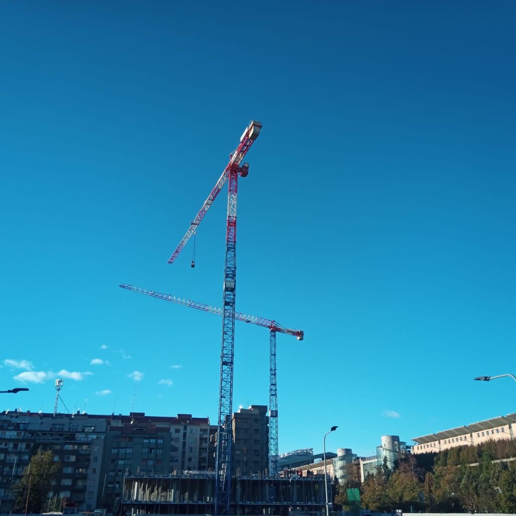 Raimondi cranes flat-top tower cranes onsite in Milan Italy
