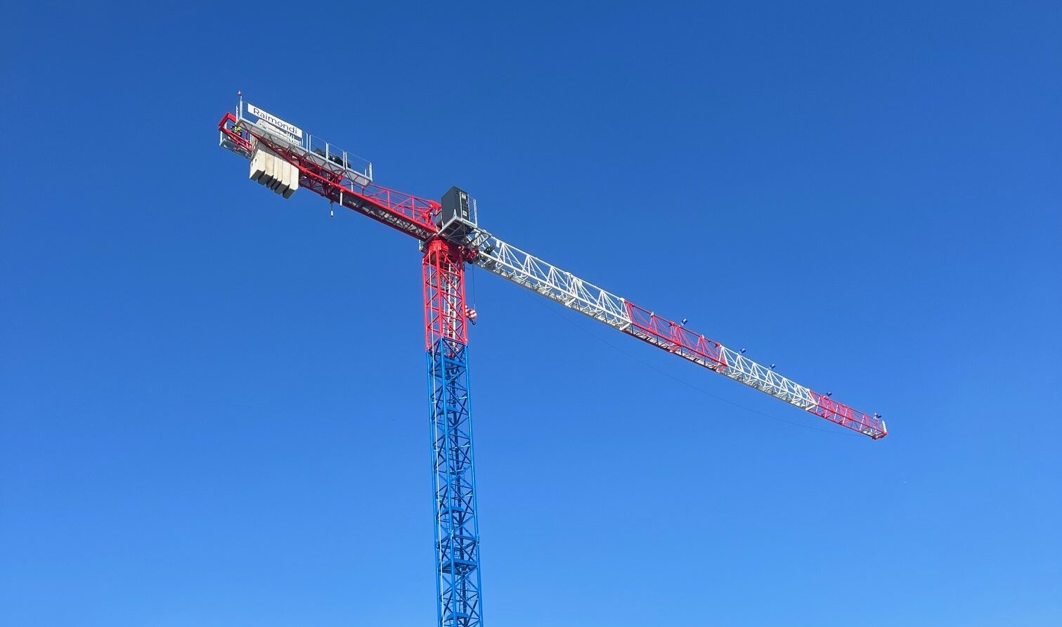 Assistedile installs first Raimondi T147 flat-top tower crane in Italy